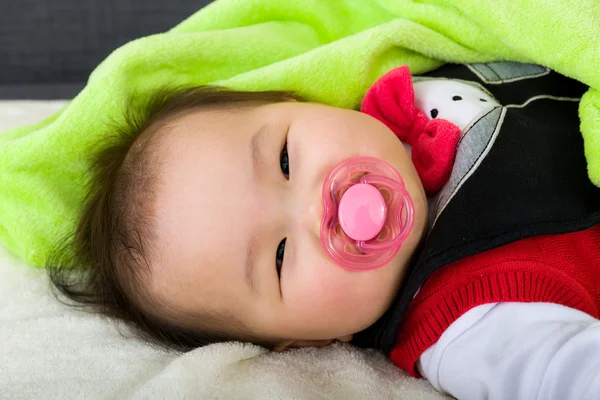 Baby schlafend saugen mit Schnuller — Stockfoto
