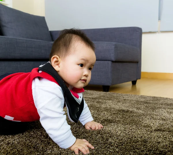 自宅で忍び寄る赤ちゃん — ストック写真