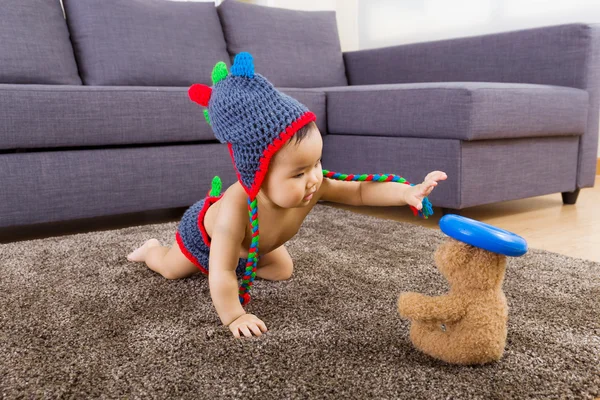 Asiática bebé querer a coger un muñeca —  Fotos de Stock