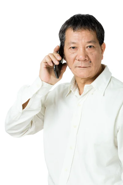 Азіатський старший чоловік за допомогою мобільного — стокове фото