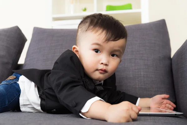 Azjatycki dziecko za pomocą tabletu — Zdjęcie stockowe