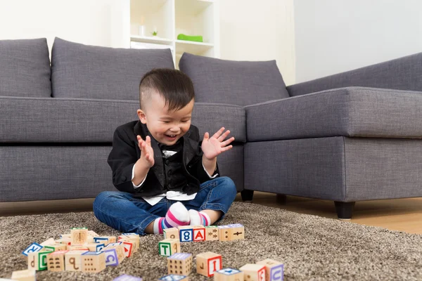 Pequeño niño sintiéndose emocionado de jugar juguete bloque —  Fotos de Stock