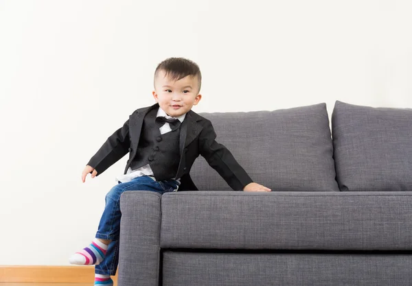 Kleiner Junge sitzt auf Sofa — Stockfoto
