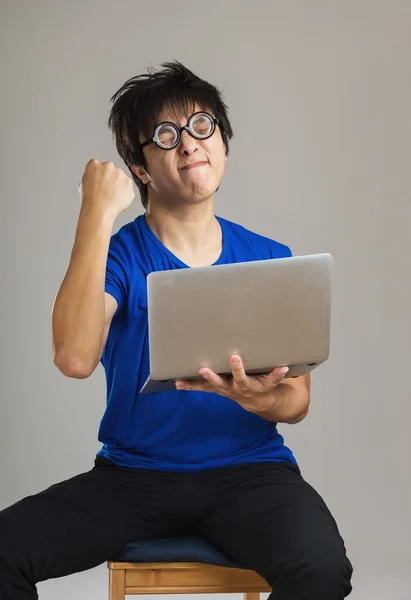 Loco chico feliz con computadora portátil —  Fotos de Stock