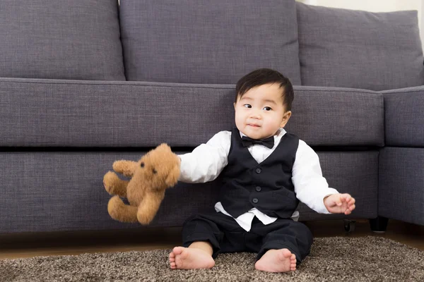 Bebê menino jogar com boneca — Fotografia de Stock