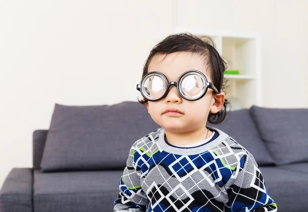 Kleine babyjongen dikke bril — Stockfoto