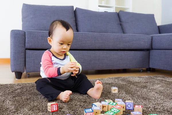Baby spela toyblock — Stockfoto