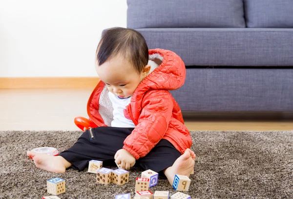 男の子の赤ちゃんグッズ ブロック自宅で遊ぶ — ストック写真
