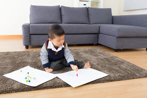 Kleine jongen foto tekenen en zithoek op tapijt — Stockfoto