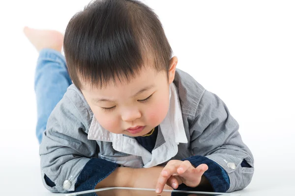 Lille dreng ved hjælp af tablet - Stock-foto