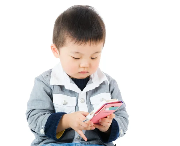 Mały chłopiec oglądania na telefon komórkowy — Stockfoto