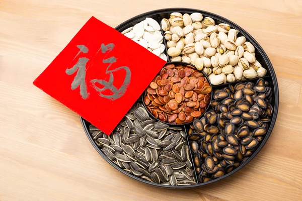 Разнообразные китайские подносы для закусок и китайская каллиграфия — стоковое фото
