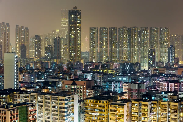 Residentieel gebouw in hong kong's nachts — Stockfoto