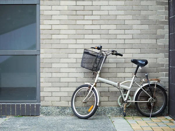 Велосипед и кирпичная стена — стоковое фото