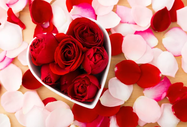 Krásné červené růže uvnitř srdce tvar mísy s pětilistou vedle — Stock fotografie