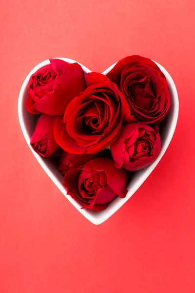 Róża wewnątrz miski kształt serca — Stockfoto