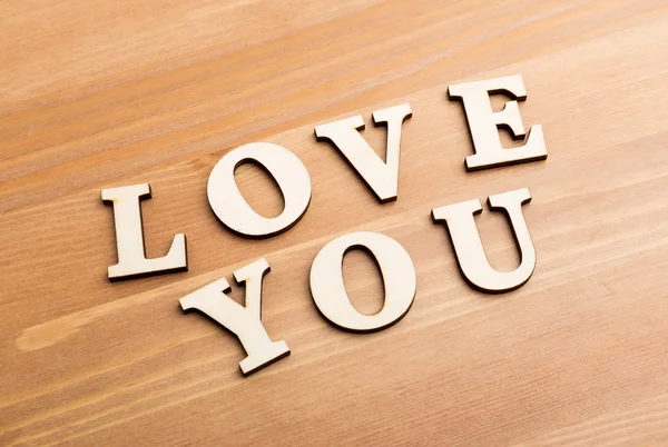 Lettere texture in legno che si formano con la frase Love You — Foto Stock