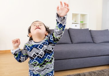 bir şey için yalvarıyor erkek bebek