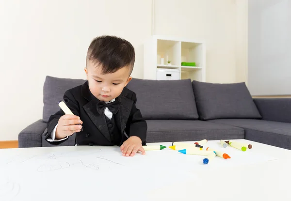 Baby boy soustředění na výkresu — Stock fotografie