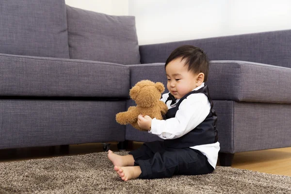 Bebé niño jugar muñeca — Foto de Stock