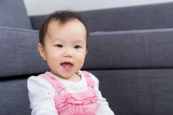 Aziatische baby meisje glimlach — Stockfoto