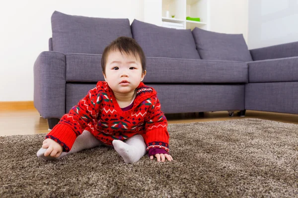 Asian baby girl creeping on carpet — Stock Photo, Image