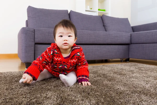 Halı üzerinde sürünen Asya bebek kız — Stok fotoğraf