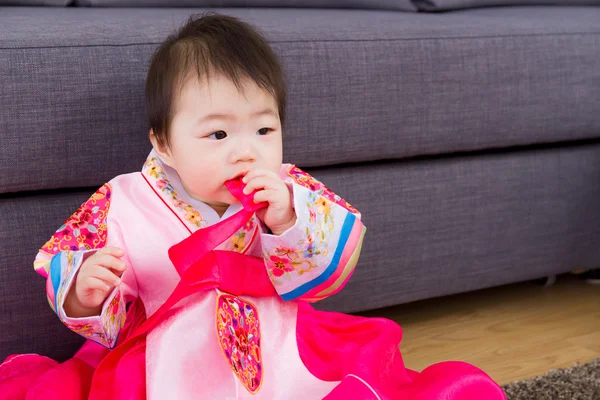 Koreanisches Baby Mädchen beißt Schleife zu Hause — Stockfoto