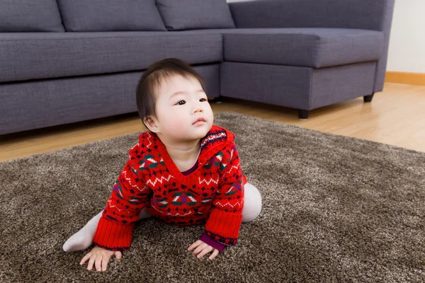 Asijské holčička procházení na koberec a vyhledávání — Stock fotografie