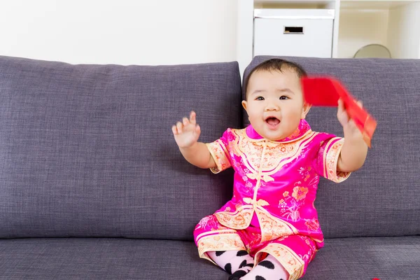 Asiatisches Baby mit roter Tasche und traditioneller chinesischer Kleidung — Stockfoto