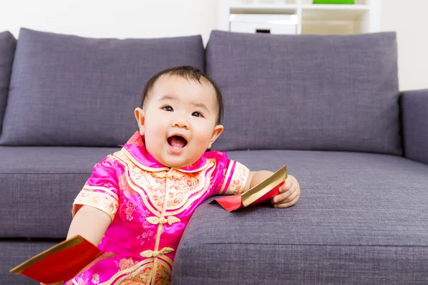 Chinese baby nemen rode zak — Stockfoto