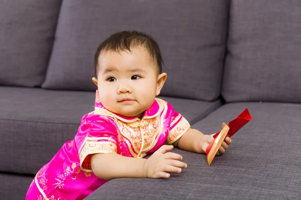 Китайский ребенок держит красный карман — стоковое фото