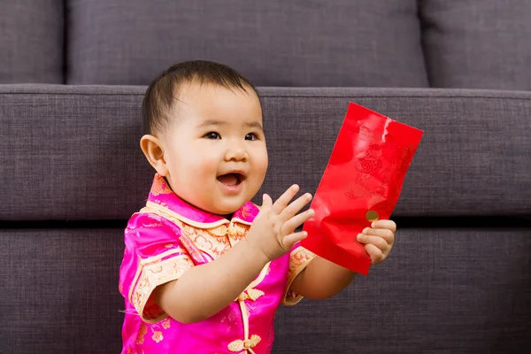 Çinli bebek kırmızı cep için çok mutlu — Stok fotoğraf