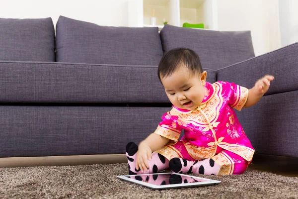 Bebé chino usando tableta —  Fotos de Stock