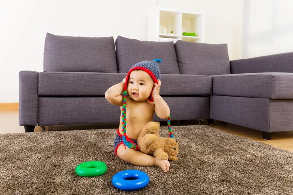 Asiatico baia giocare giocattolo a casa — Foto Stock
