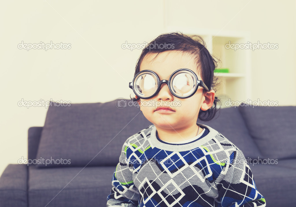 赤ちゃん男の子服分厚い眼鏡 ストック写真 C Leungchopan