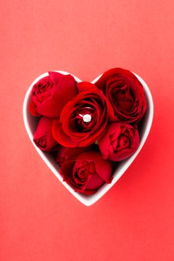 kırmızı gül ve kalp şekli içinde elmas yüzük üzerinde kırmızı b kase