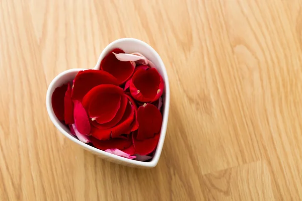 Rose petal in heart bowl — Stock Photo, Image