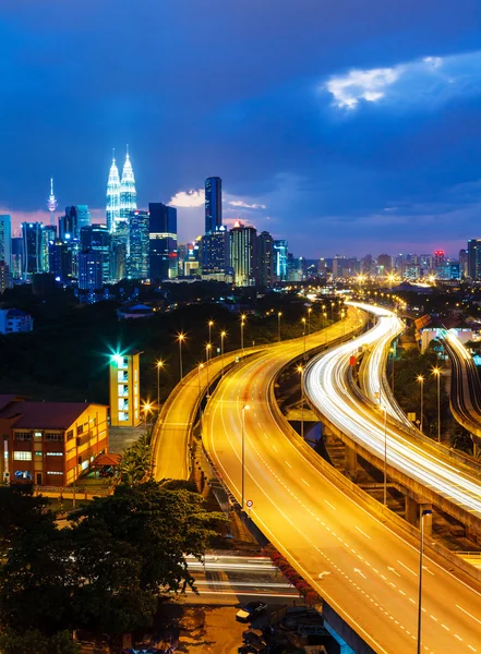 Kuala Lumpur skyline på natten — Stockfoto