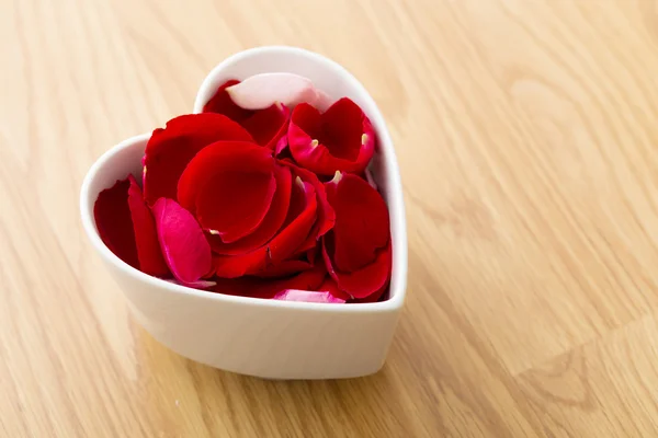 Rose petal flower in heart bowl — Stock Photo, Image