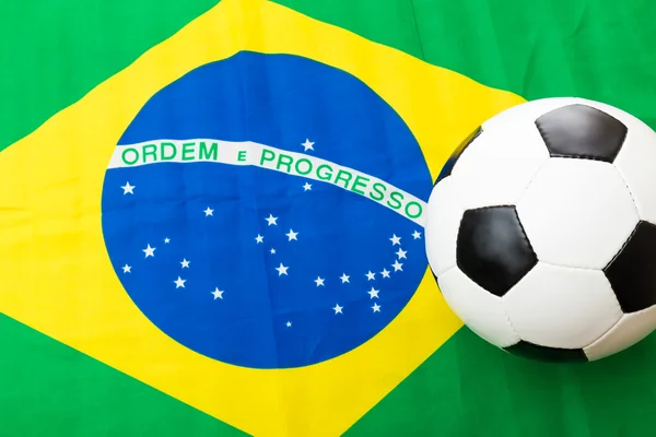 Vlag van Brazilië en voetbal — Stockfoto