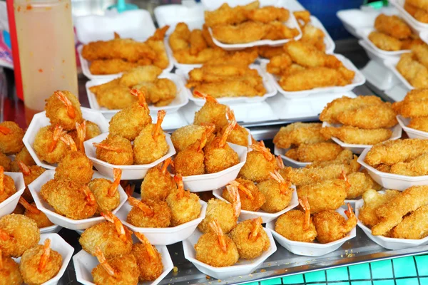 Gamberetti fritti nel mercato di strada — Foto Stock