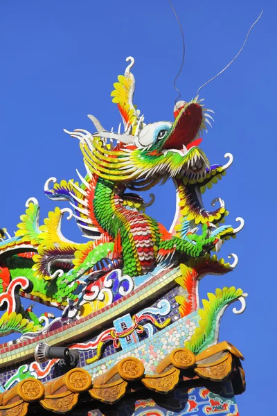 Estatua de dragón de estilo chino con cielo azul — Foto de Stock