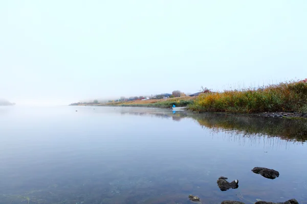 Jezero na podzim v mlhavé ráno — Stock fotografie