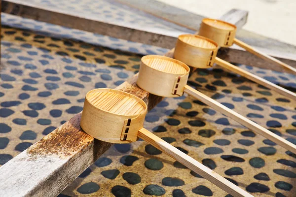 Traditionell rening strömstare i japanska tempel — Stockfoto