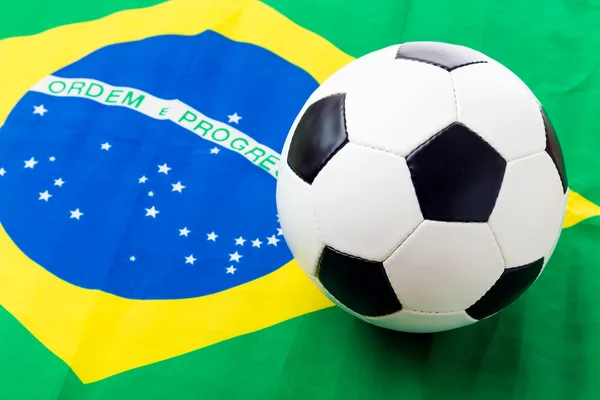 Bandeira do Brasil e bola de futebol — Fotografia de Stock