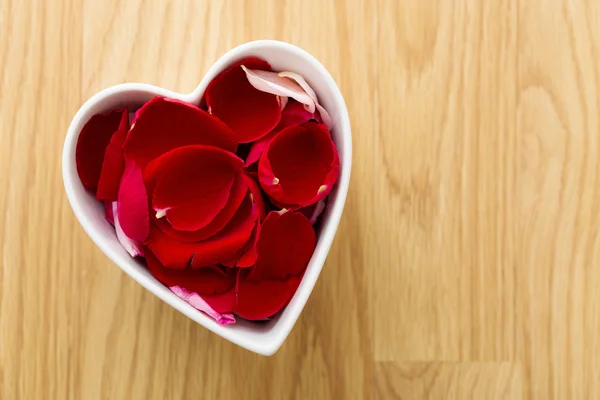 Rose petal in heart bowl — Stock Photo, Image