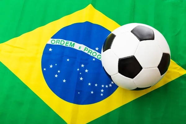 Brazylia flaga i piłka nożna Piłka — Zdjęcie stockowe