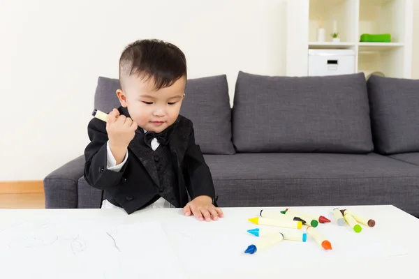 Kleiner Junge zeichnet zu Hause — Stockfoto