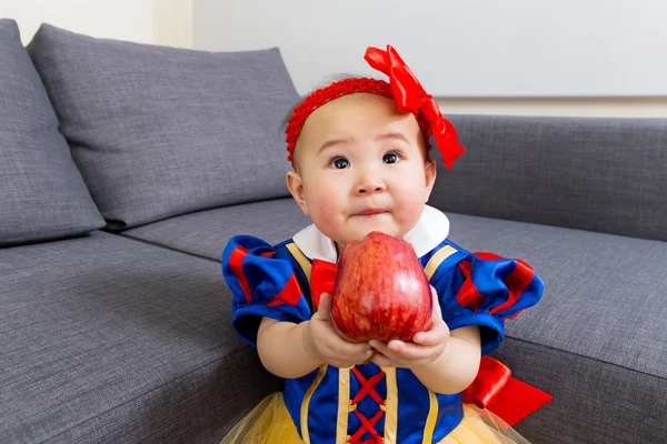 Азіатський baby проведення яблуко — стокове фото